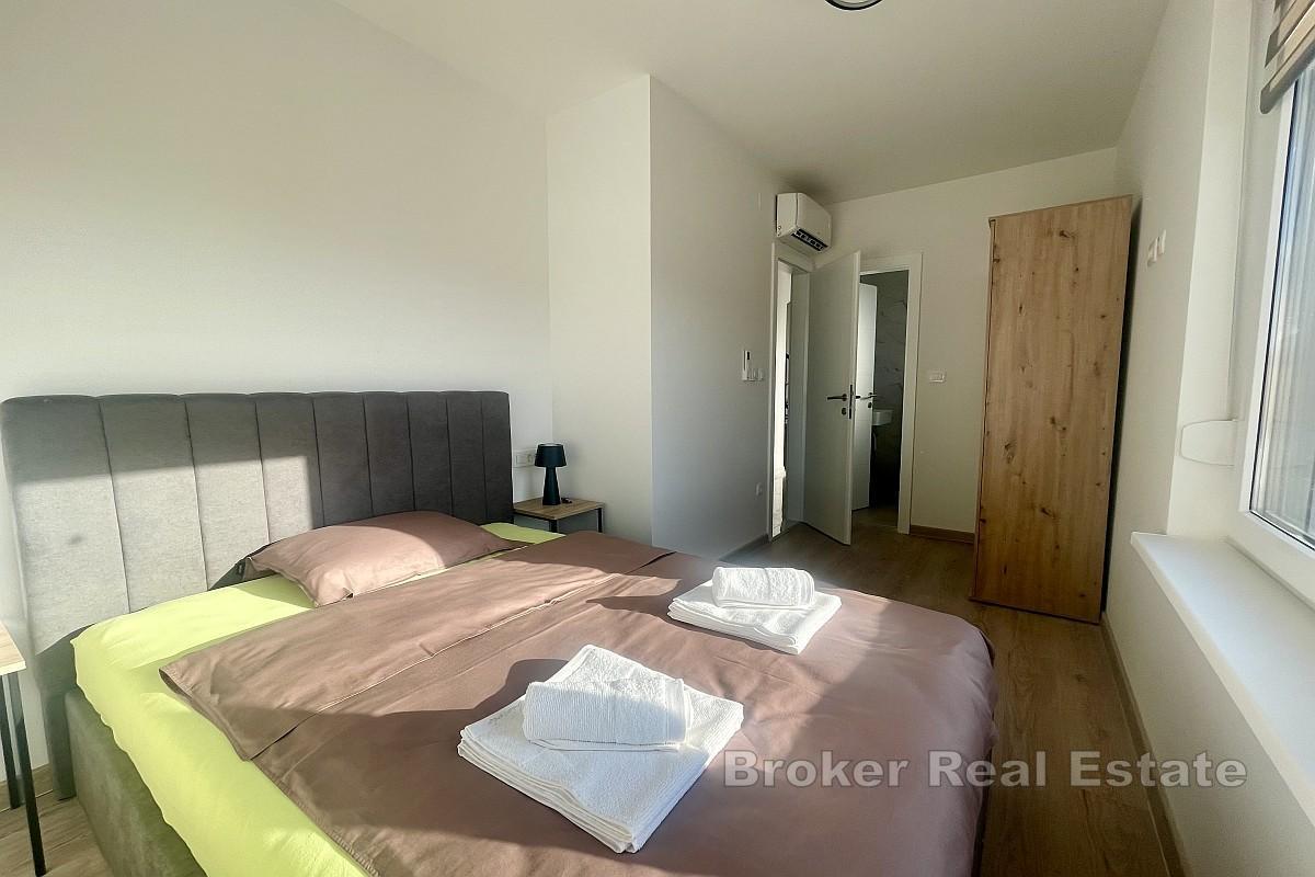 Moderní dvojdomek s bazénem a výhledem na moře