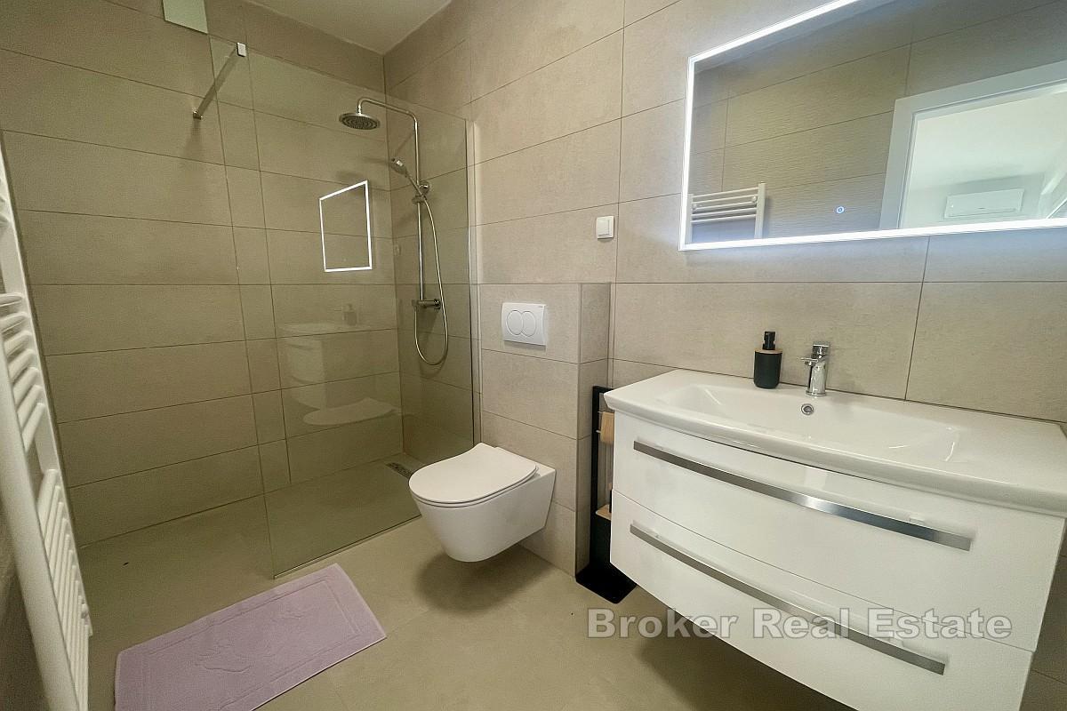 Modernt parhus med pool och havsutsikt