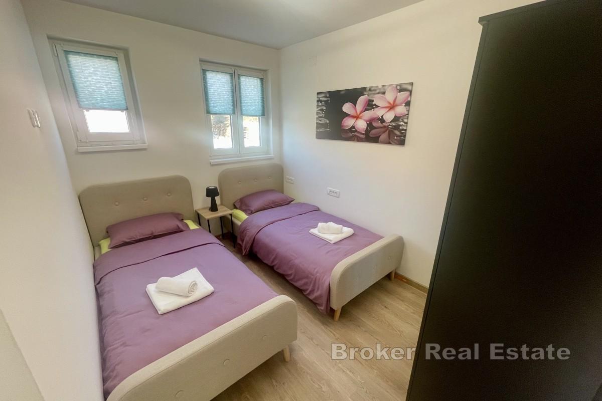 Moderní dvojdomek s bazénem a výhledem na moře