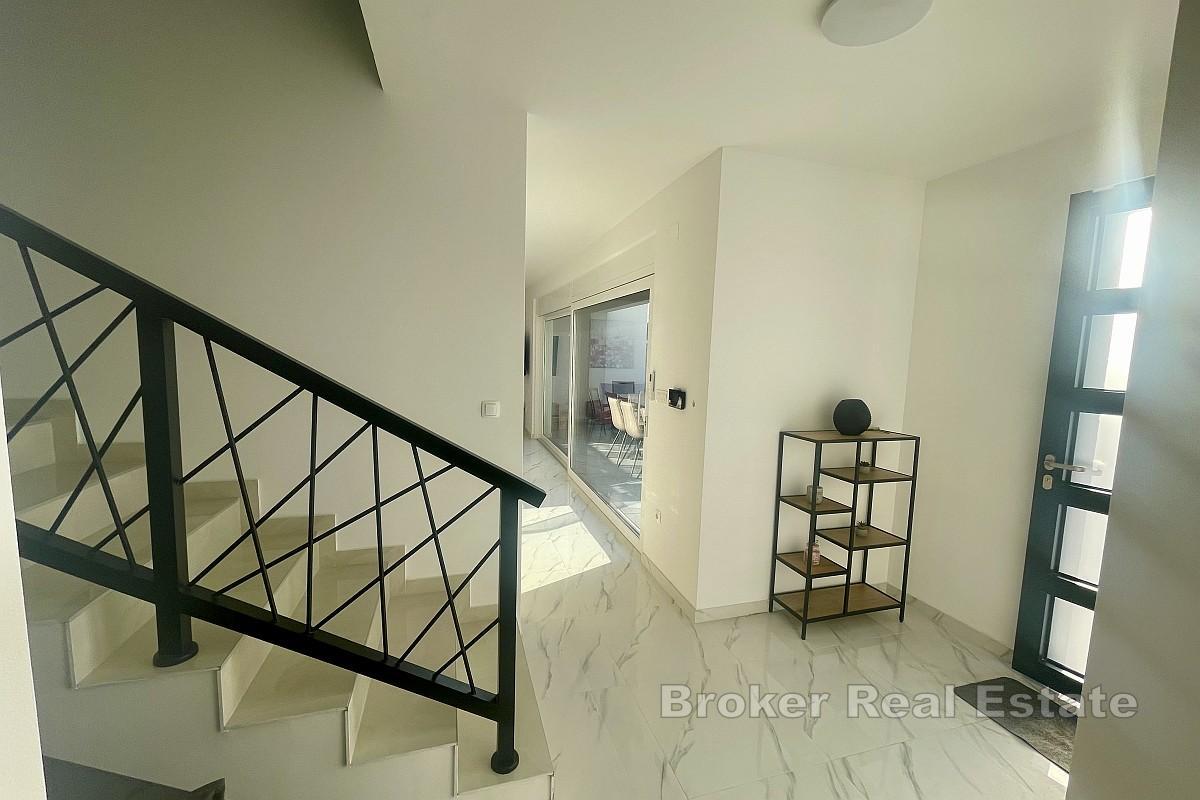 Moderní dvojdomek s bazénem a výhledem na moře