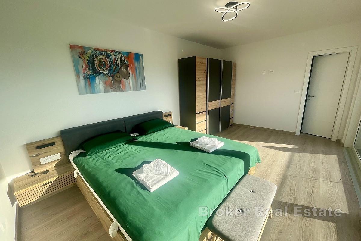 Modernt parhus med pool och havsutsikt