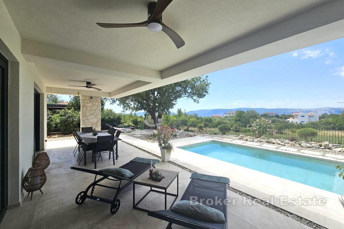 Villa moderna con piscina in posizione tranquilla