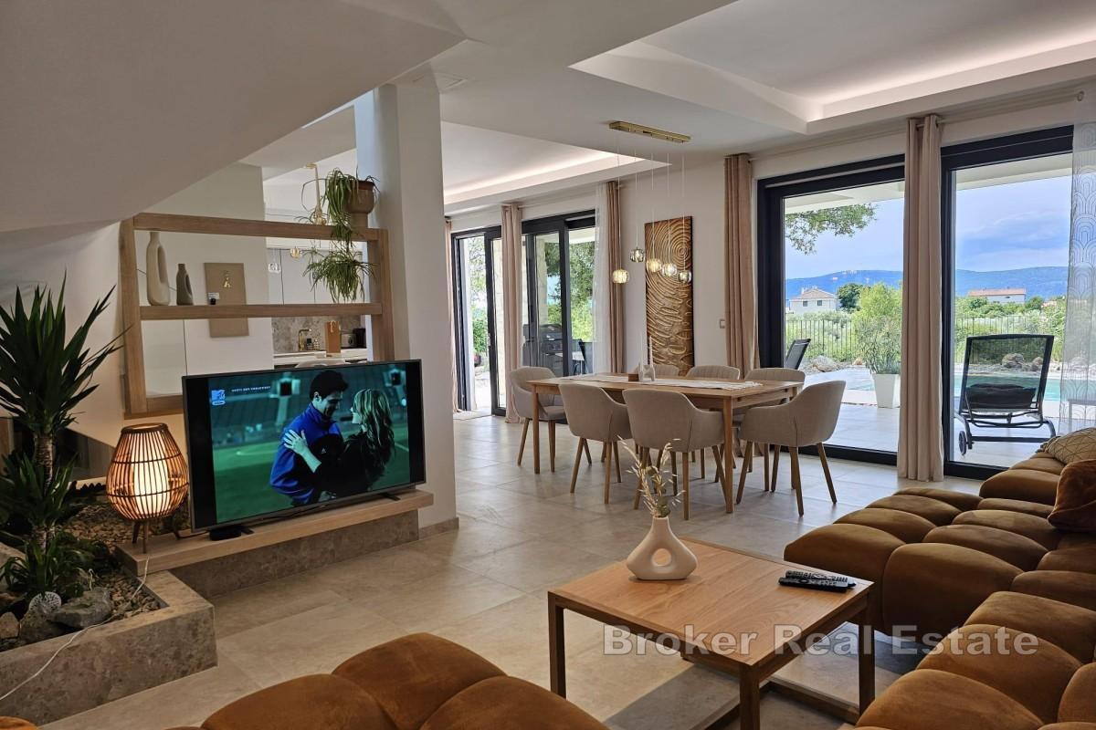 Villa moderna con piscina in posizione tranquilla