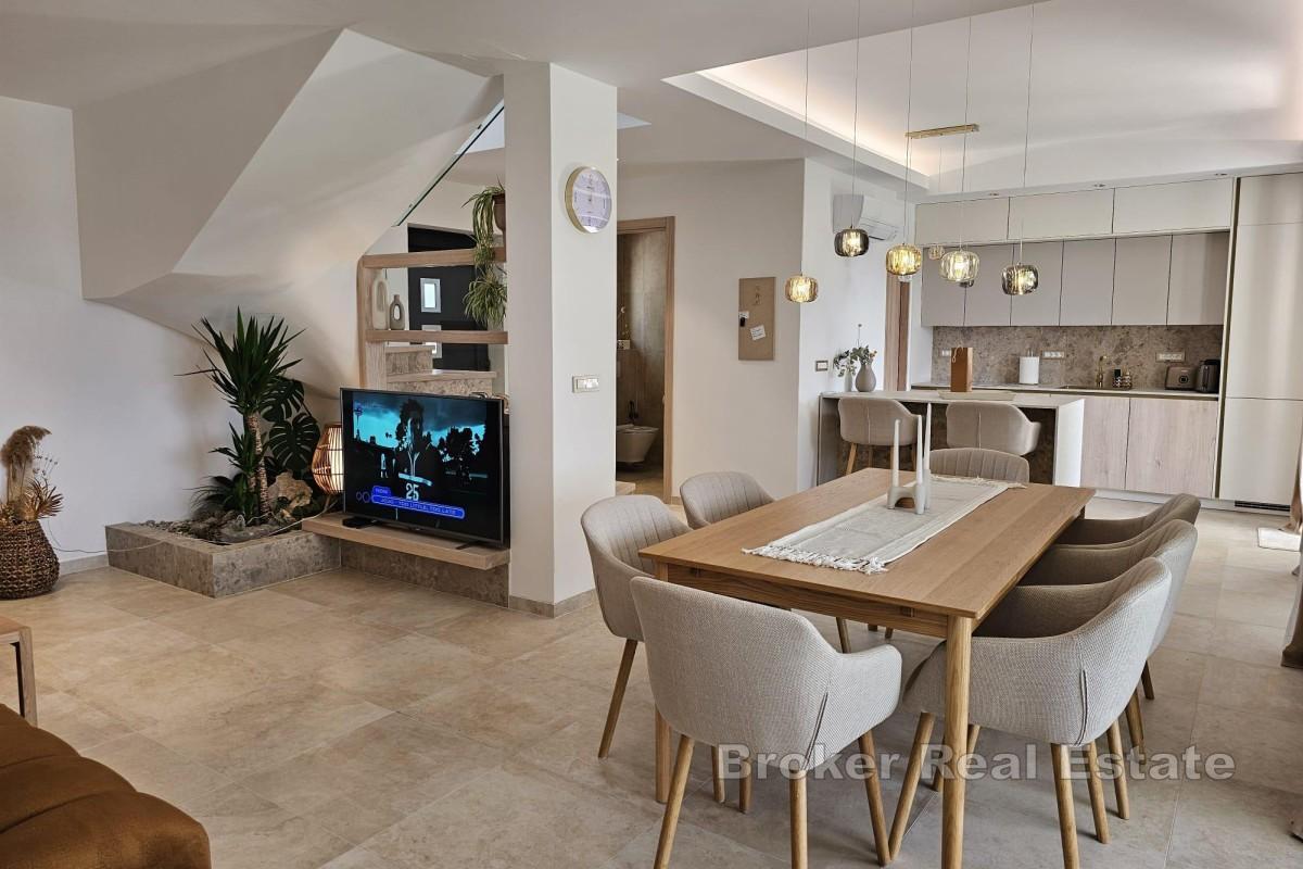 Villa moderna con piscina in posizione tranquilla