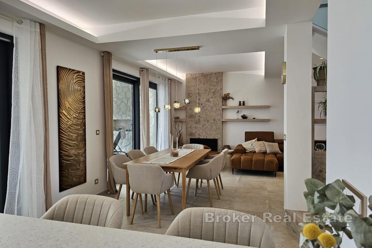 Villa moderna con piscina in posizione tranquilla