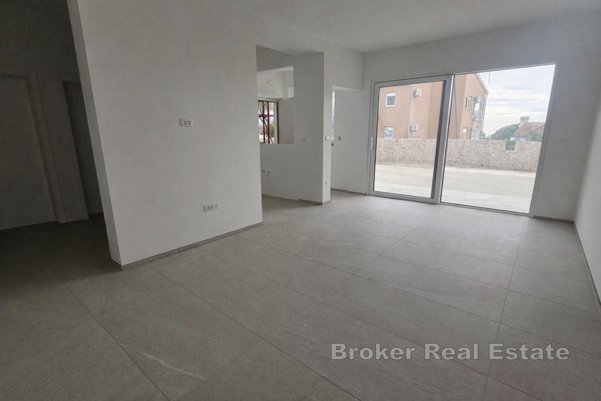 Moderne Wohnung mit Pool und Garten