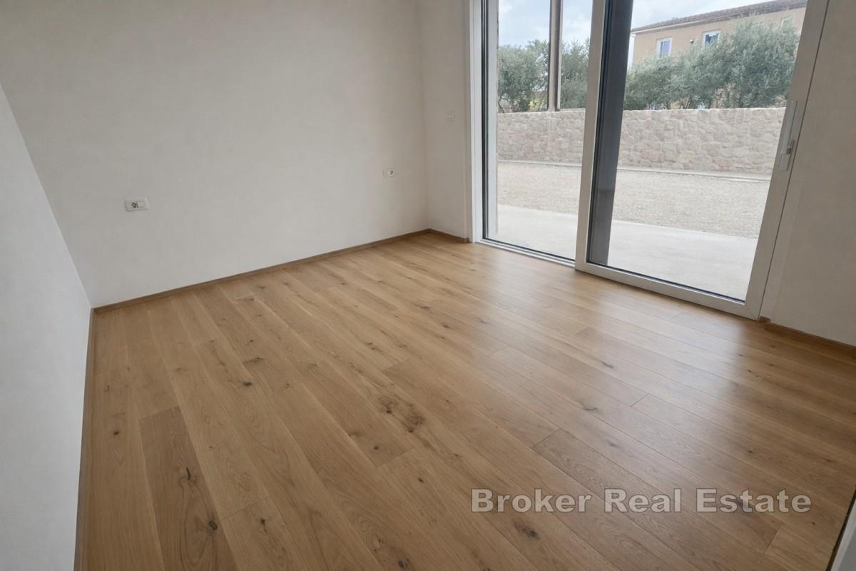 Moderne Wohnung mit Pool und Garten