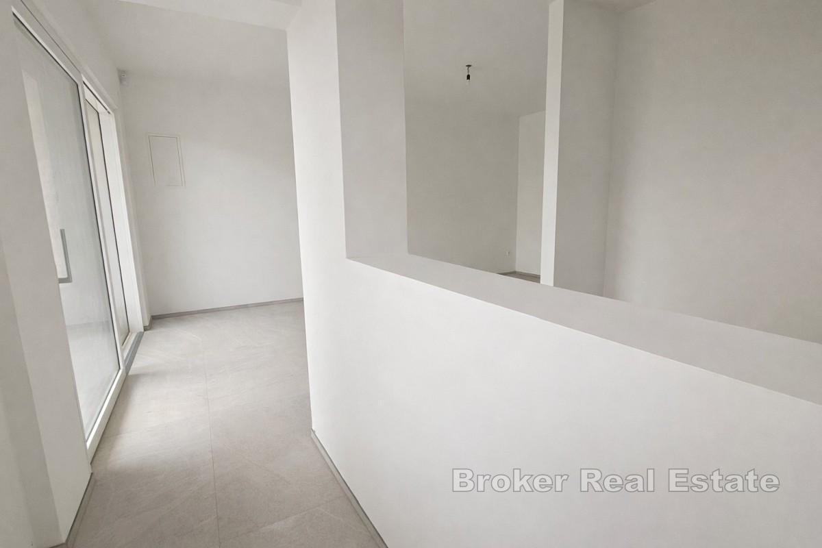 Moderne Wohnung mit Pool und Garten