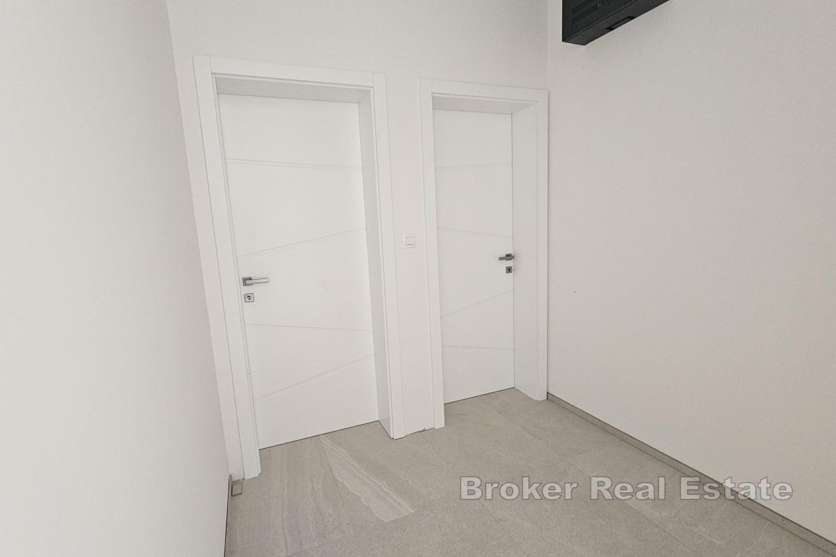 Moderne Wohnung mit Pool und Garten