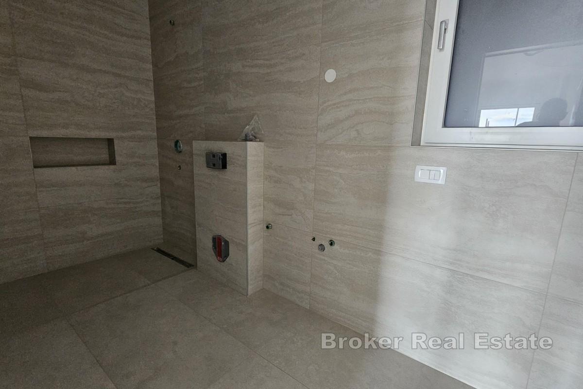 Современная квартира с бассейном и садом