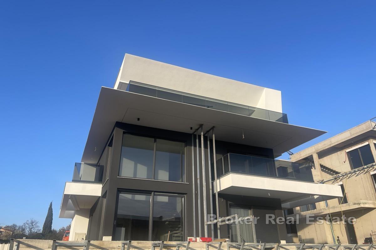 Penthouse z tarasem na dachu i widokiem na otwarte morze