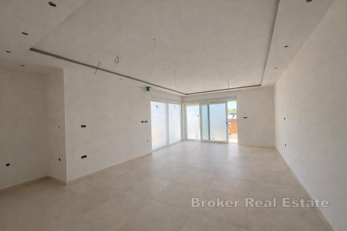 Penthouse z tarasem na dachu i widokiem na otwarte morze