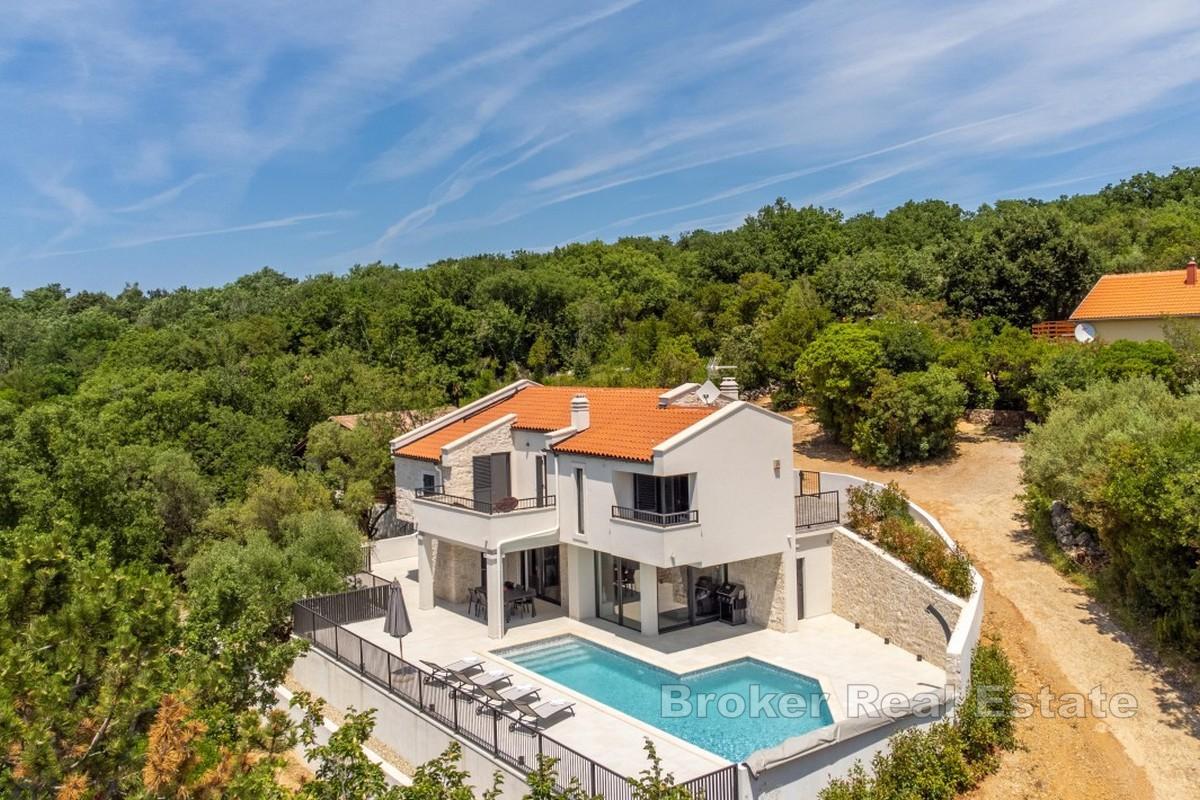 Maison moderne avec piscine et vue mer