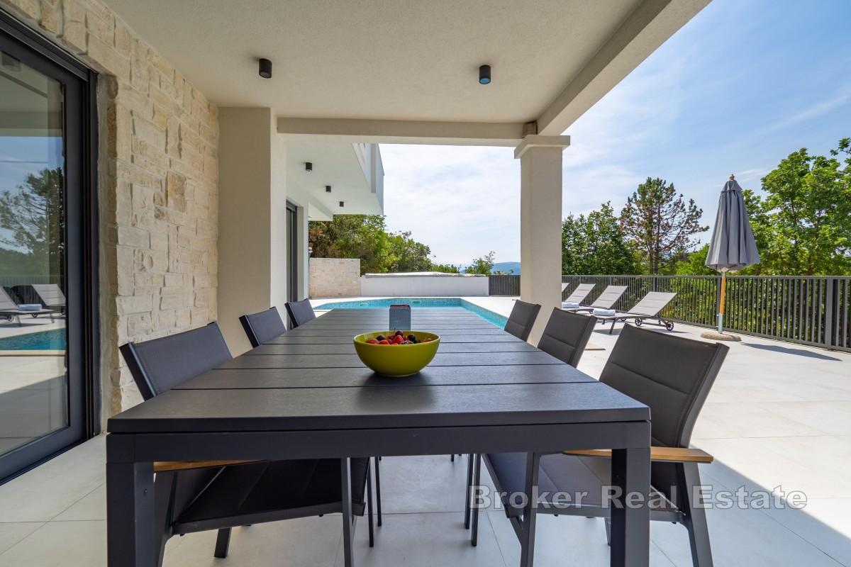 Maison moderne avec piscine et vue mer