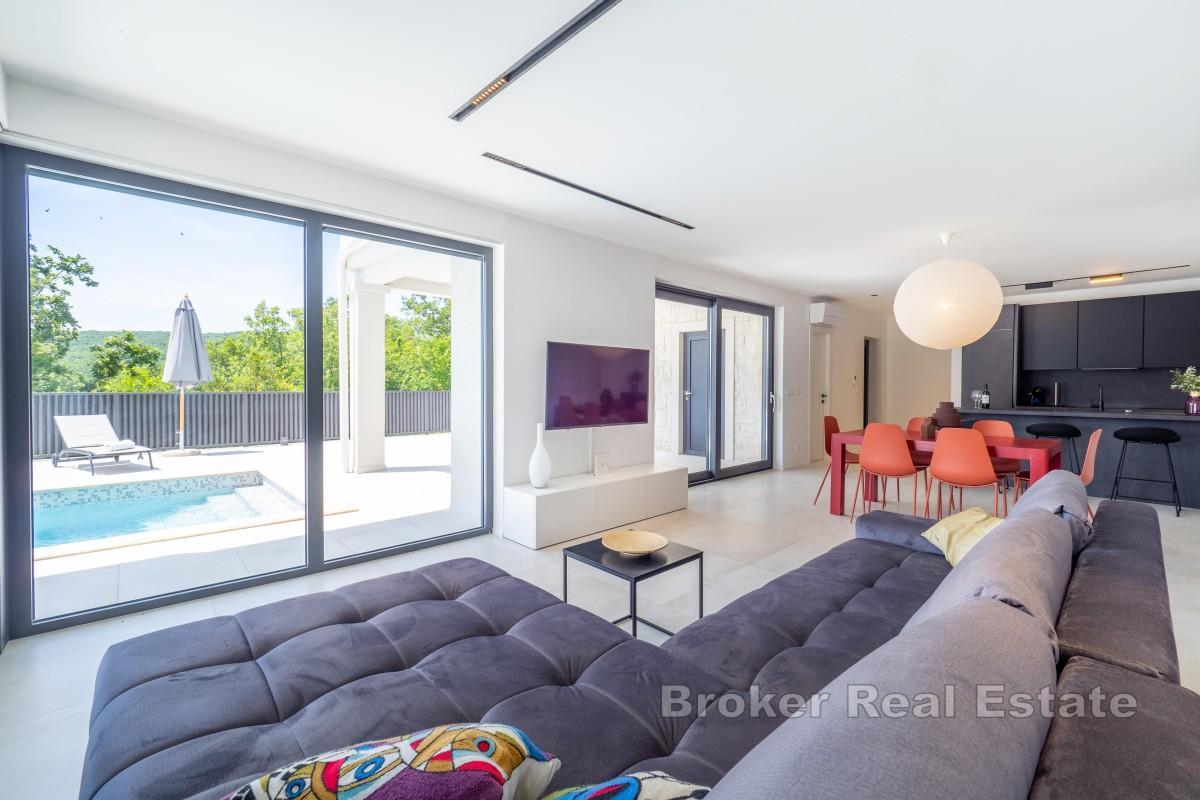 Modernt hus med pool och havsutsikt