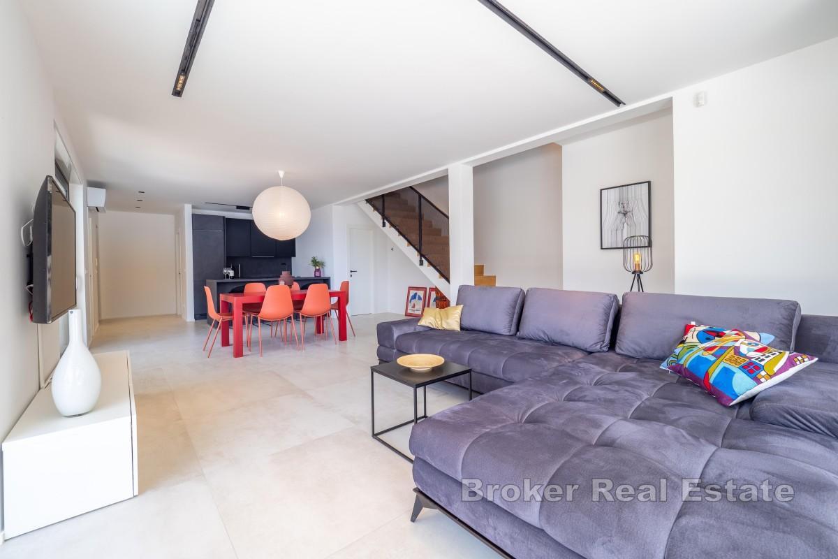 Moderne hus med basseng og havutsikt