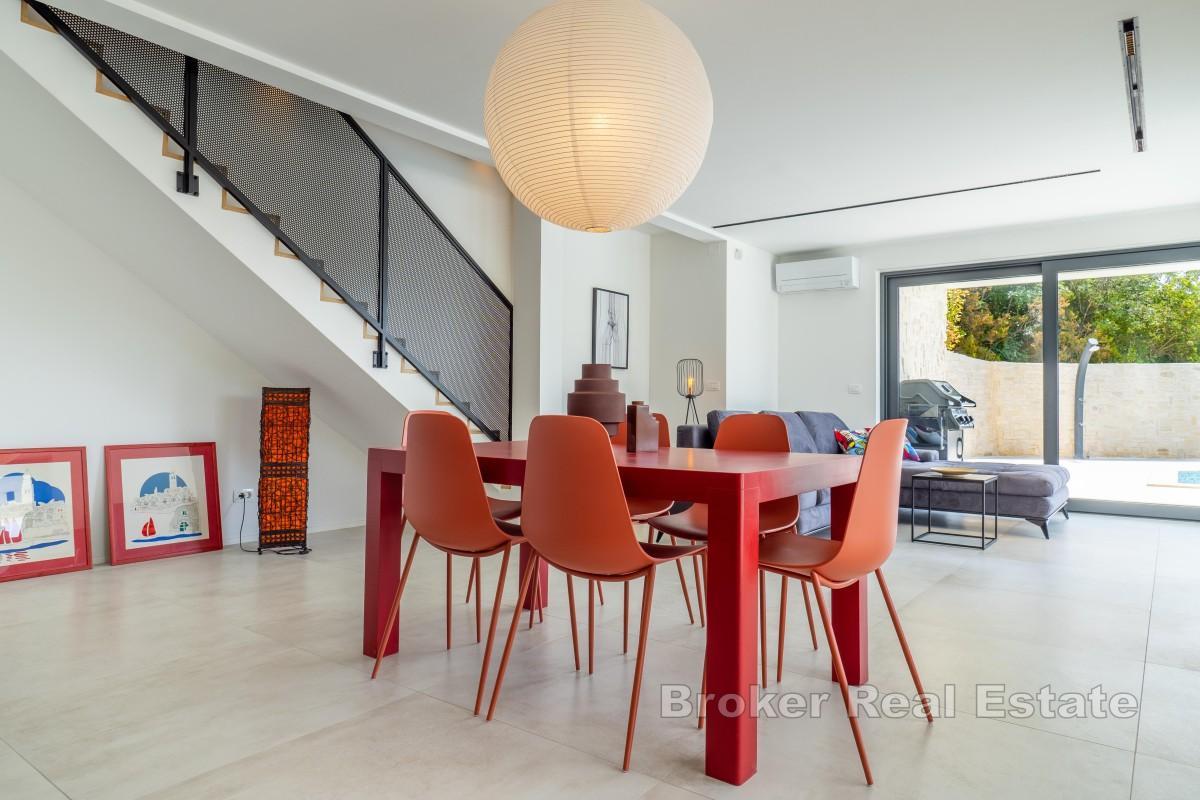 Maison moderne avec piscine et vue mer