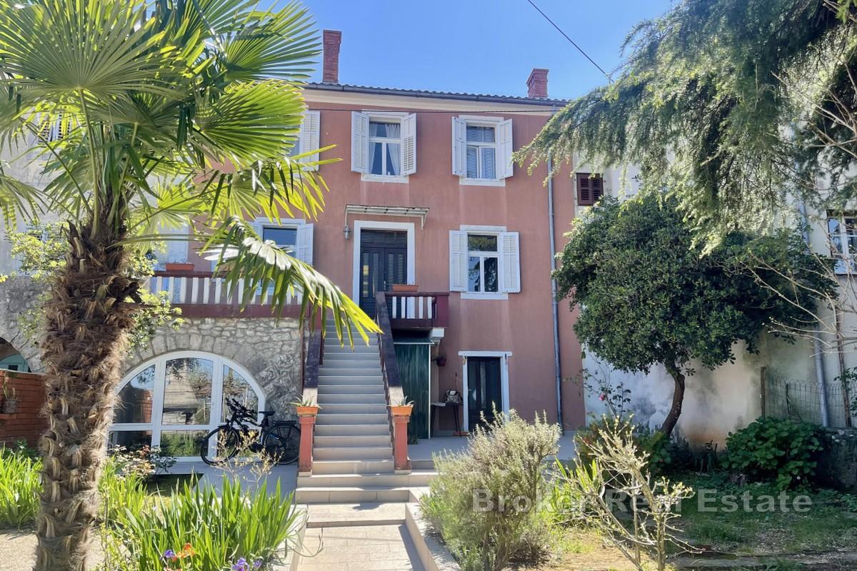 Casa in pietra ristrutturata con giardino