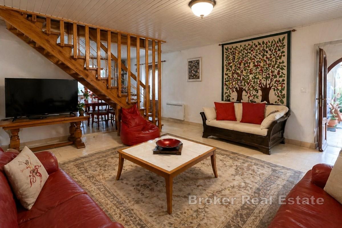 Casa in pietra ristrutturata con giardino