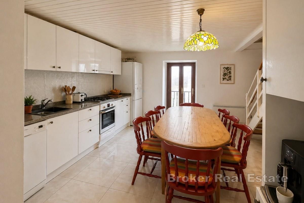 Casa in pietra ristrutturata con giardino