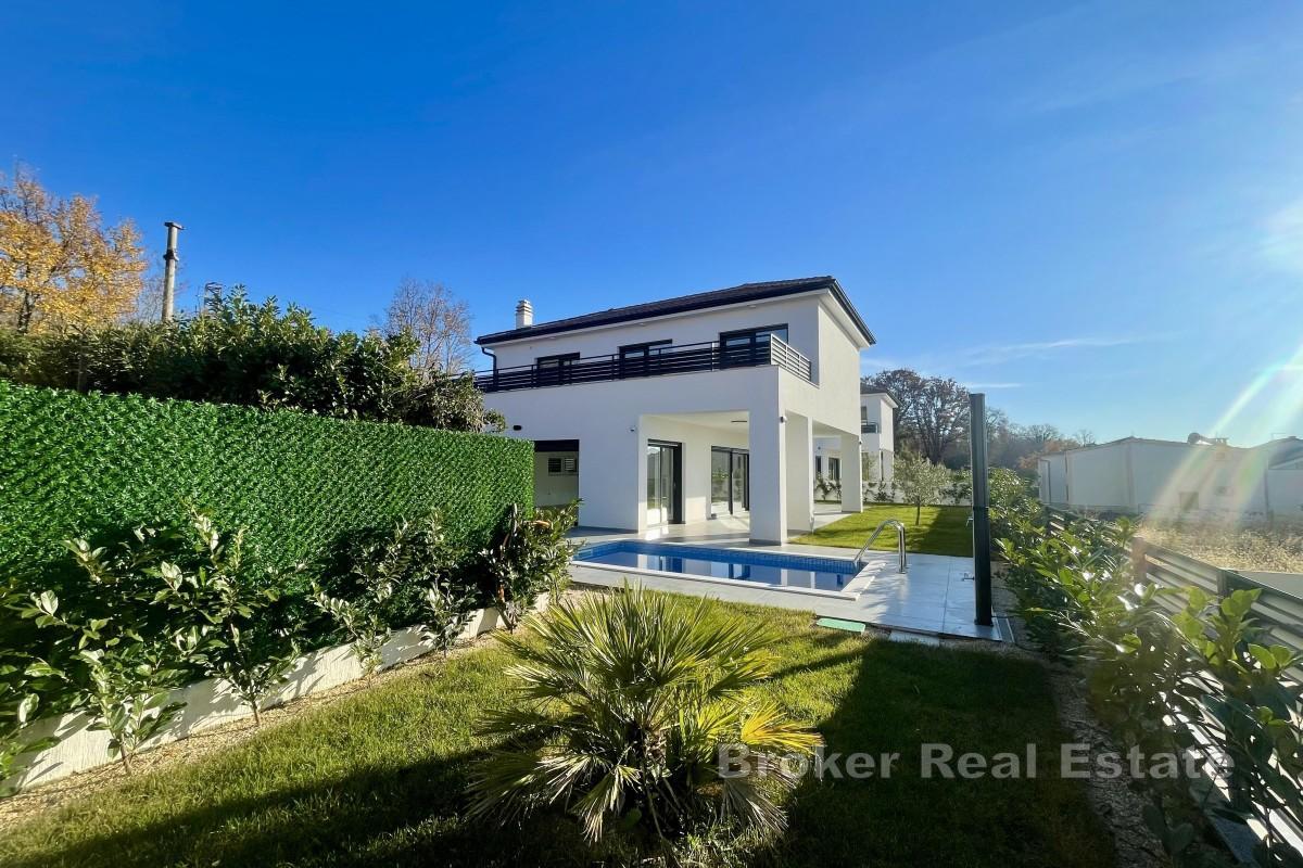 Maison moderne avec piscine dans un quartier calme