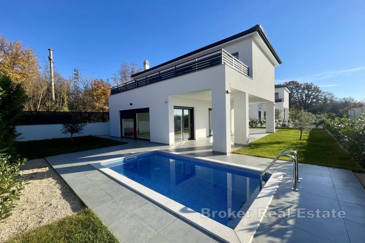 Maison moderne avec piscine dans un quartier calme