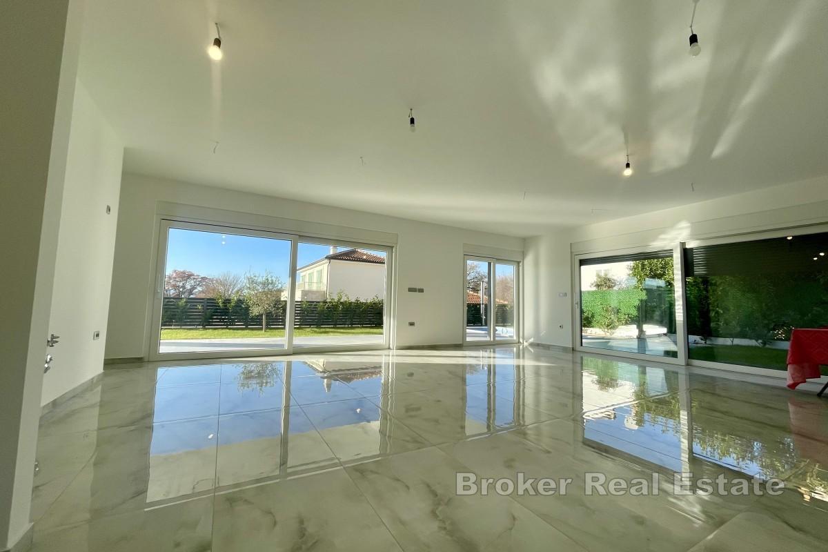 Maison moderne avec piscine dans un quartier calme