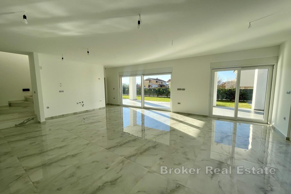 Maison moderne avec piscine dans un quartier calme
