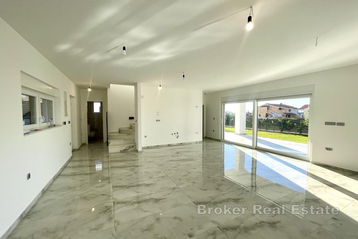 Maison moderne avec piscine dans un quartier calme