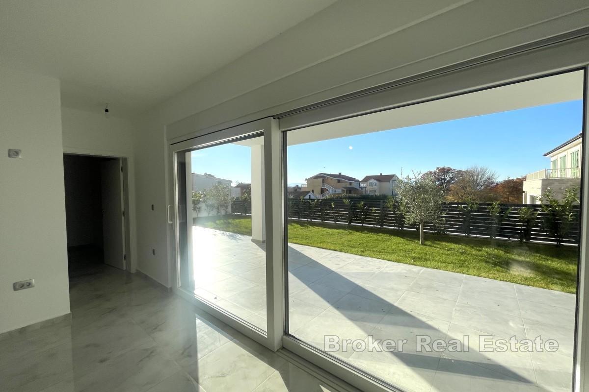 Maison moderne avec piscine dans un quartier calme