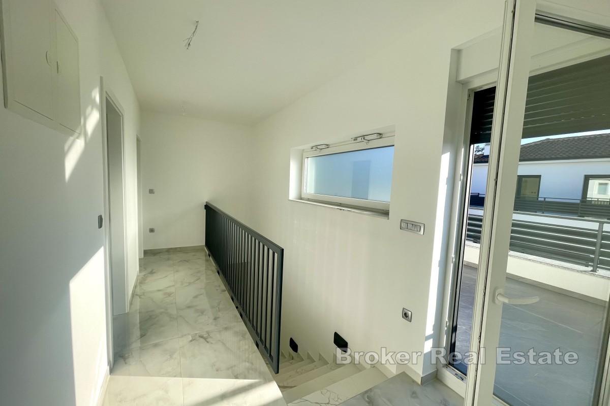Maison moderne avec piscine dans un quartier calme