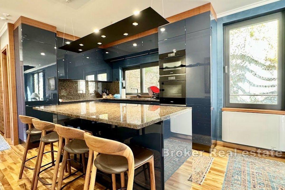 Exclusive apartment first row to the sea