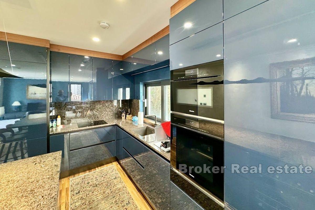 Exclusive apartment first row to the sea