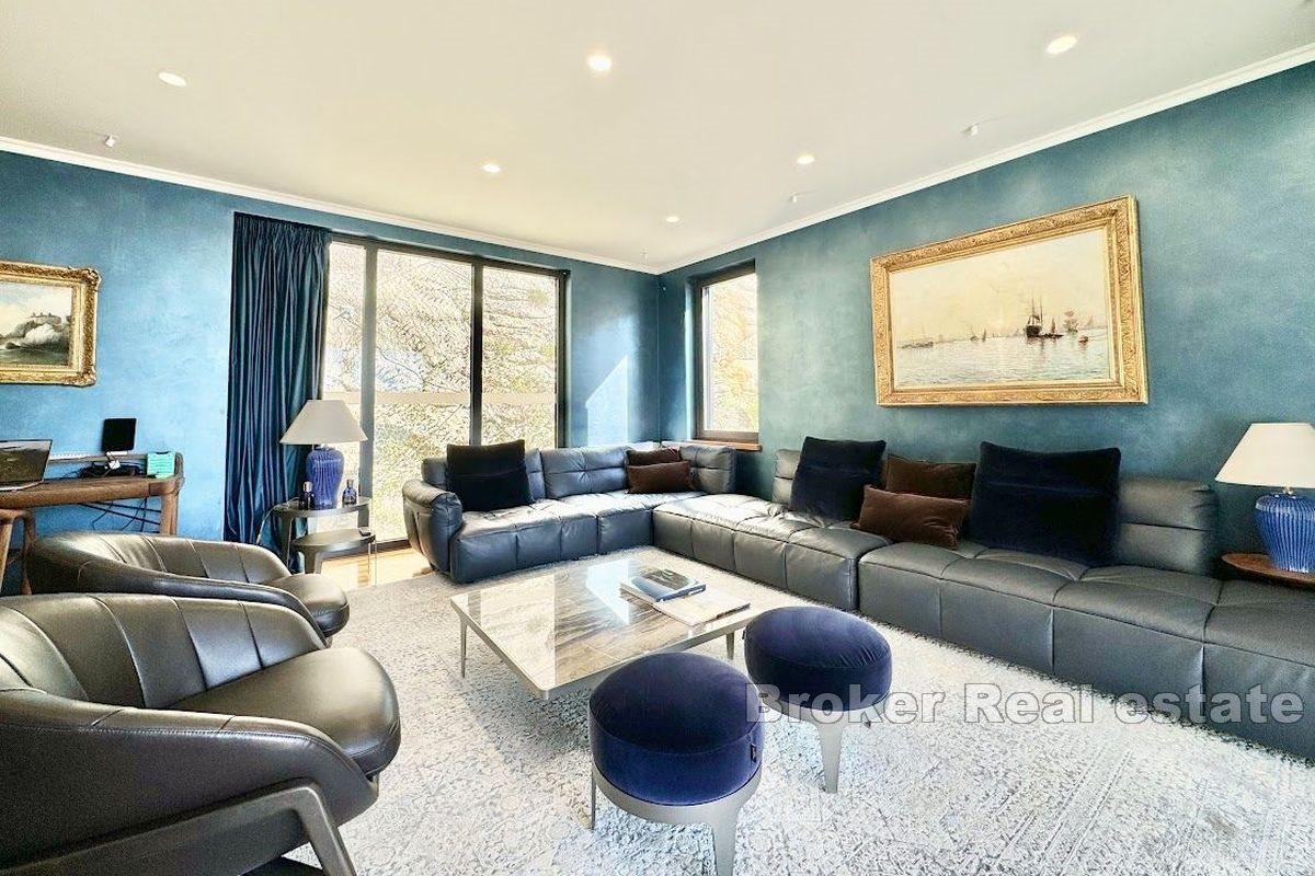 Exclusive apartment first row to the sea