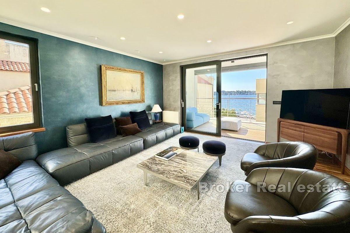 Exclusive apartment first row to the sea