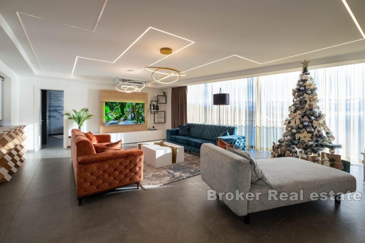 Penthouse with sea view in a dominant position
