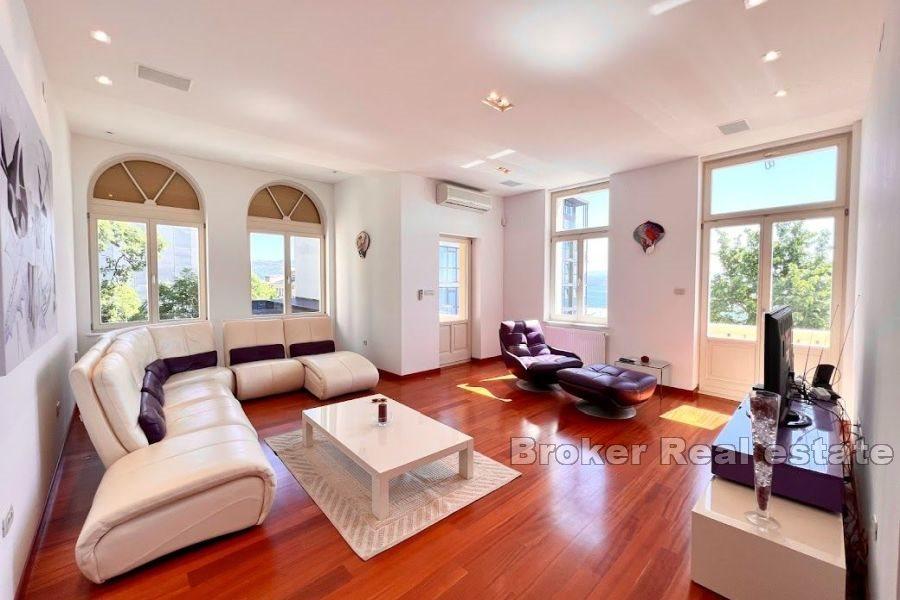 Exklusive Wohnung in einer Villa mit Meerblick