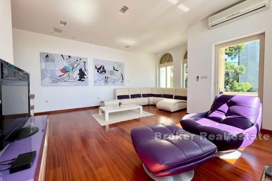 Exklusive Wohnung in einer Villa mit Meerblick