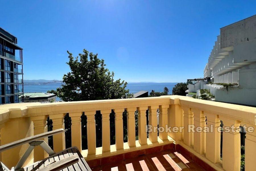 Exklusive Wohnung in einer Villa mit Meerblick