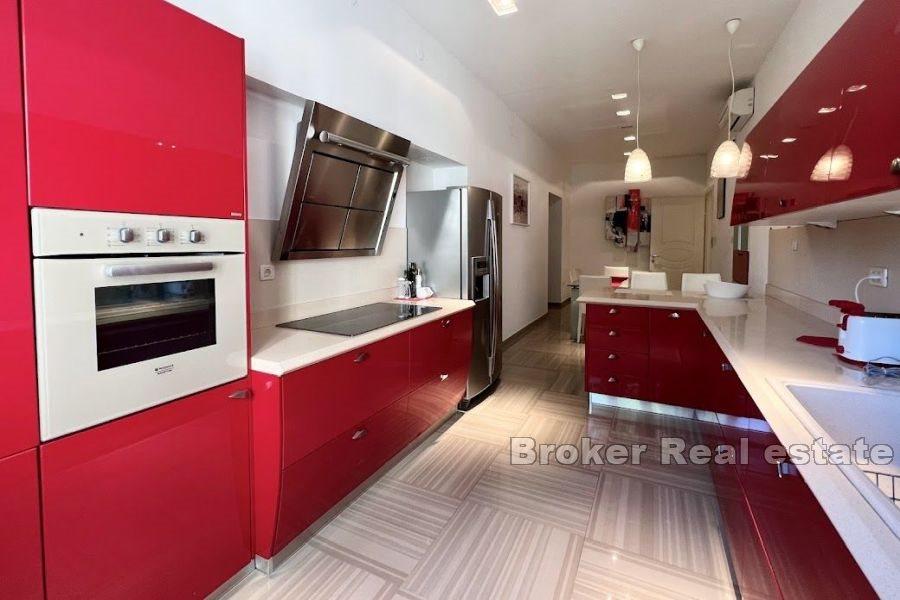 Eksklusiv leilighet i villa med havutsikt