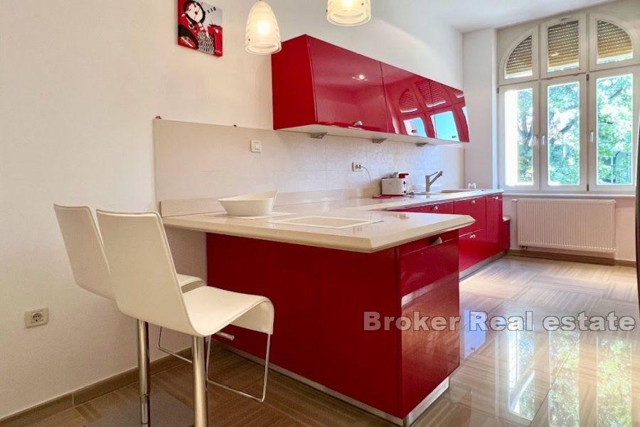 Exklusive Wohnung in einer Villa mit Meerblick