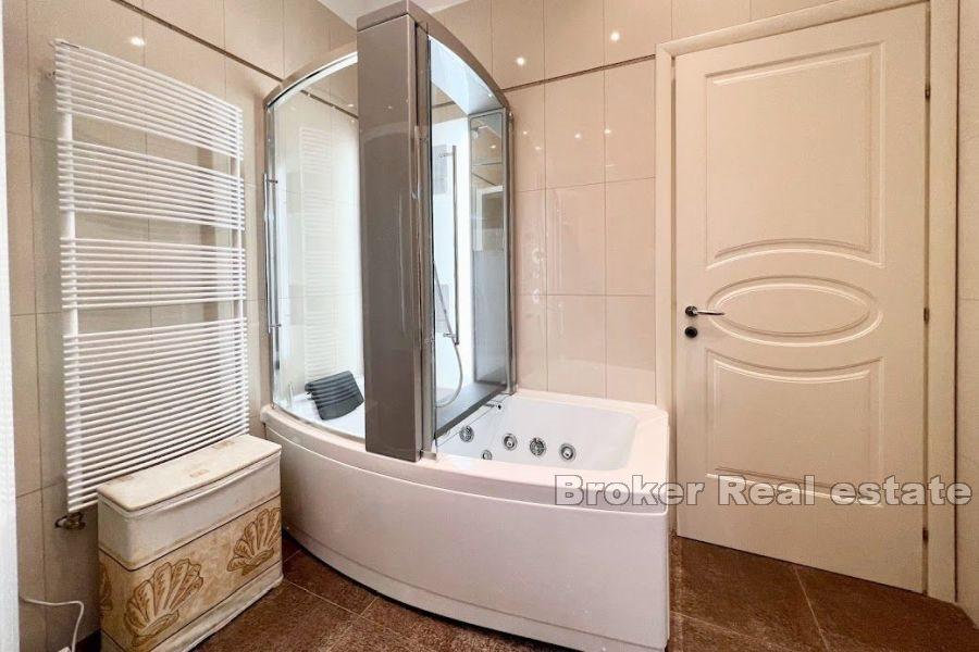 Ekskluzivan stan u vili s pogledom na more