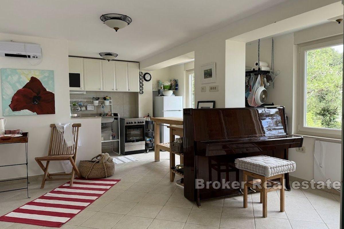 Semi-detached house first row to the sea