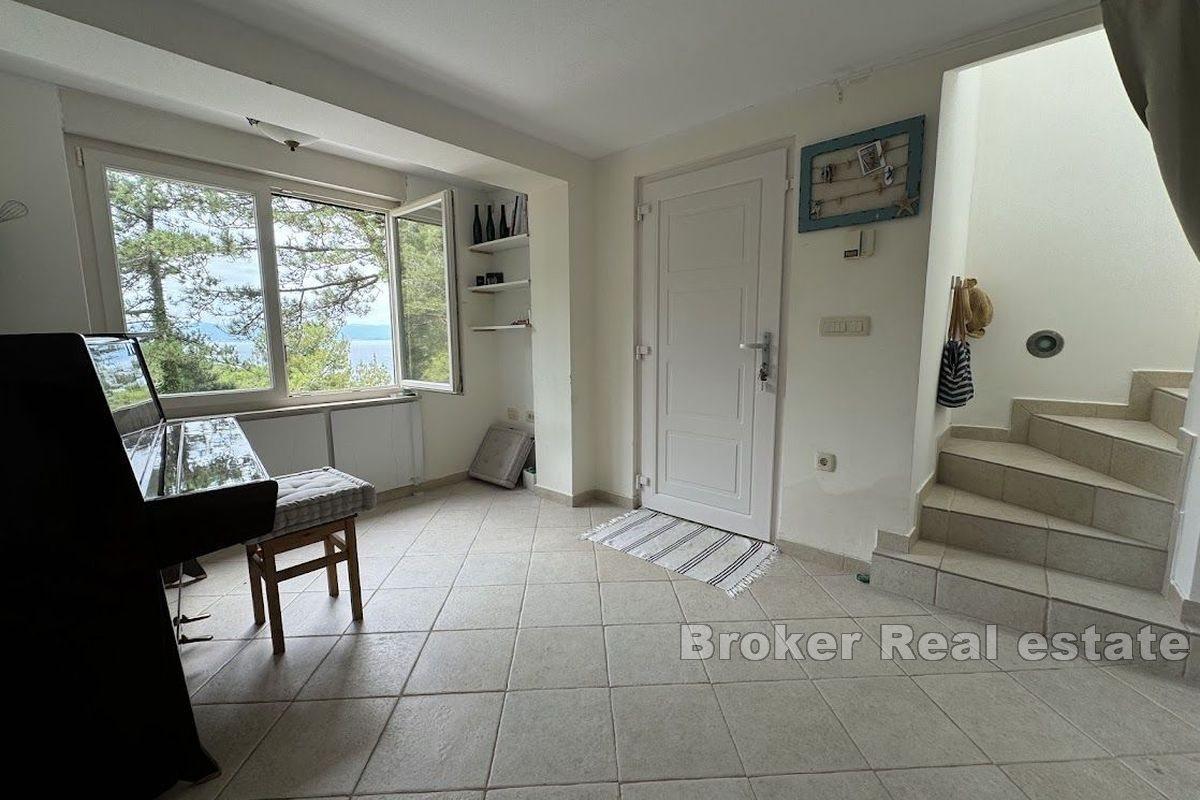 Semi-detached house first row to the sea