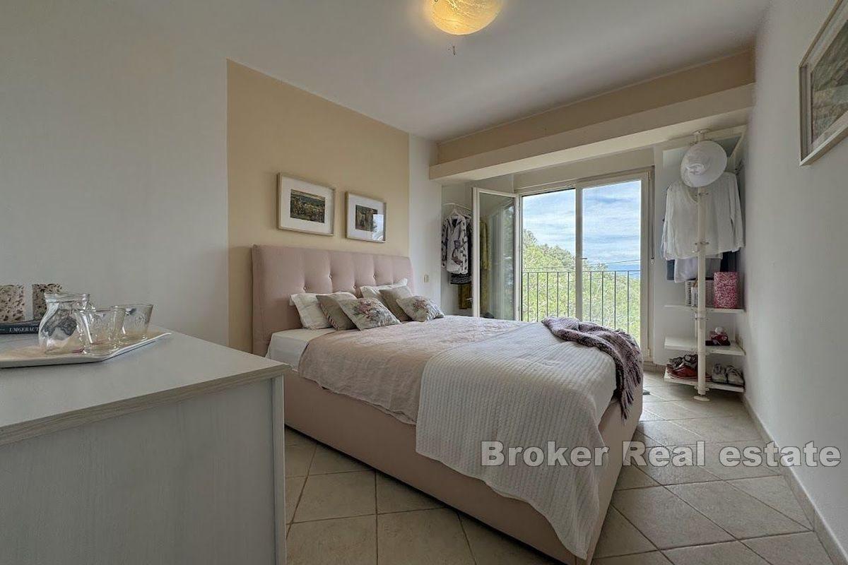 Semi-detached house first row to the sea