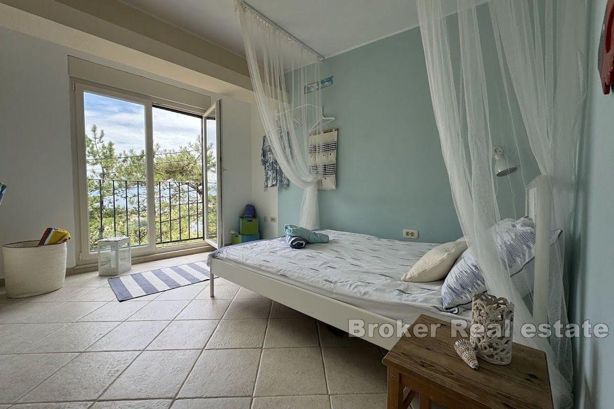 Semi-detached house first row to the sea