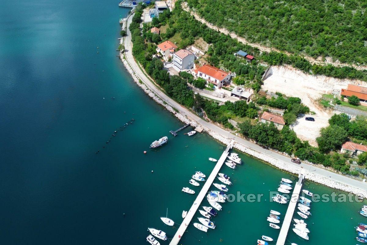 Attraktiv mark med projekt och utsikt över havet