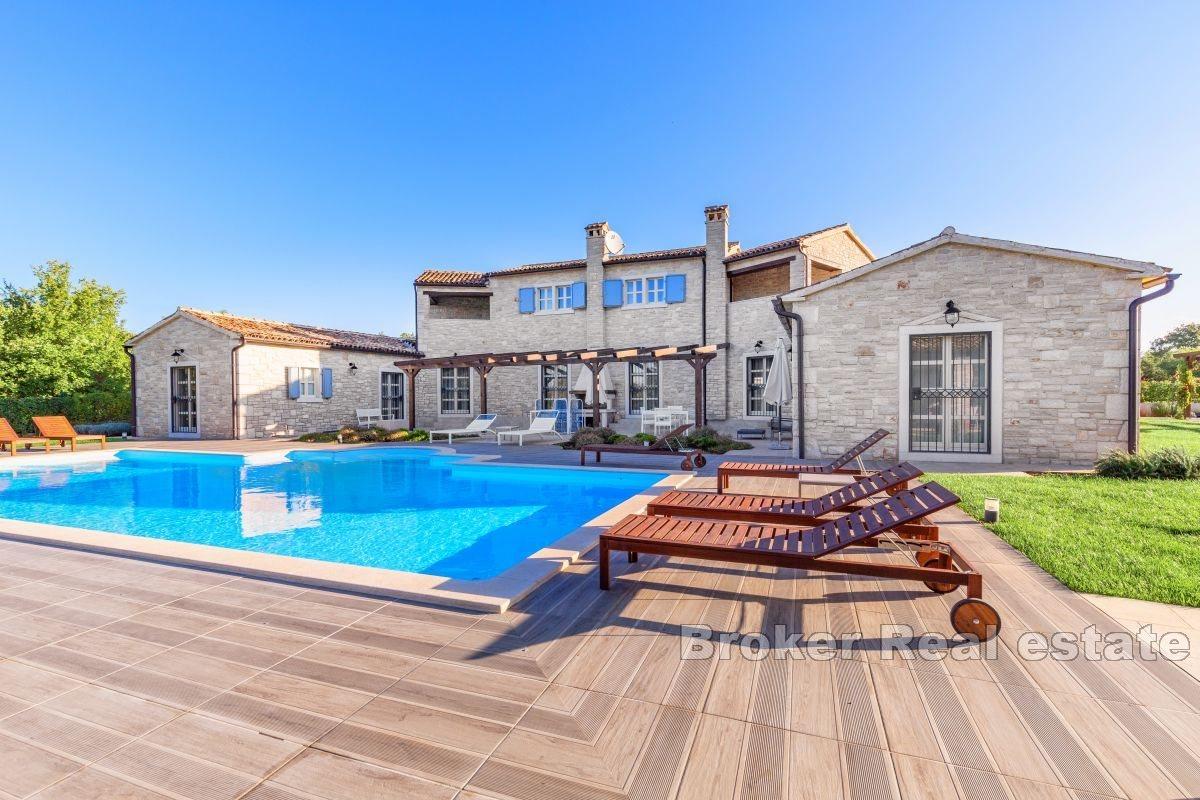 Villa en pierre indigène avec piscine