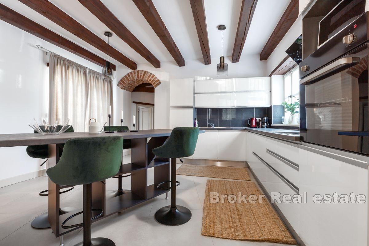 Villa en pierre indigène avec piscine