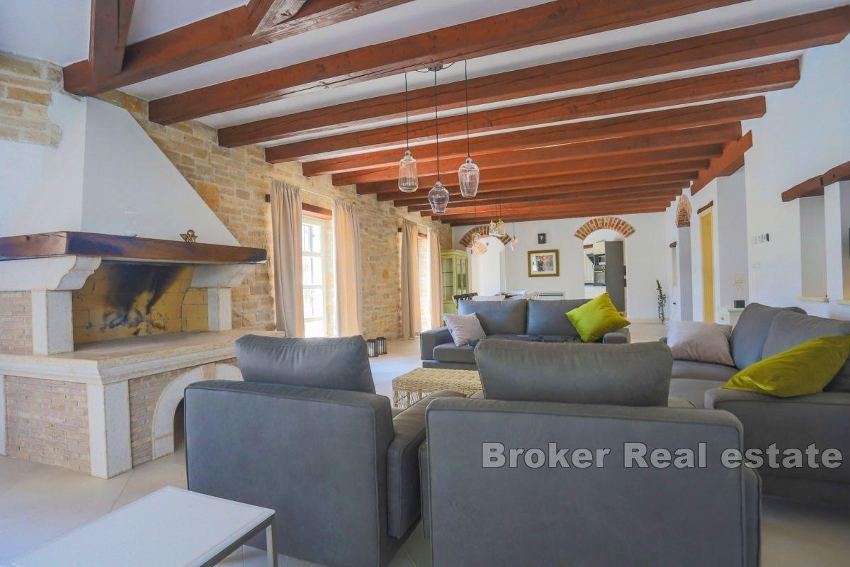 Villa en pierre indigène avec piscine